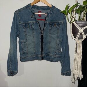 Blue jean jacket with flat mandarin style collar, top and side pockets. size L.